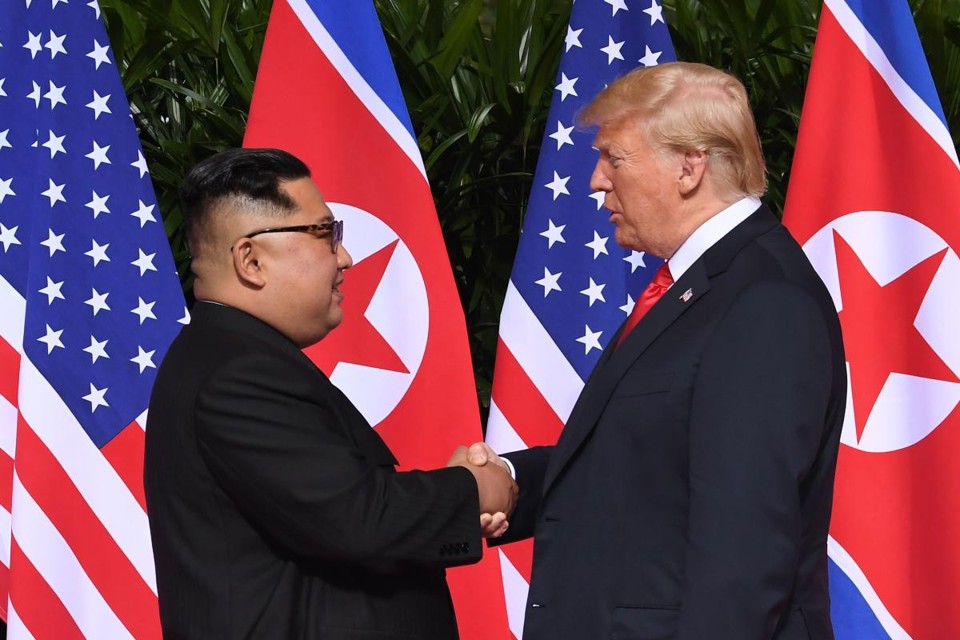 Ditador norte-coreano, Kim Jong-un, e presidente americano, Donald Trump, se cumprimentam antes de reunião em Cingapura | SAUL LOEB/
AFP