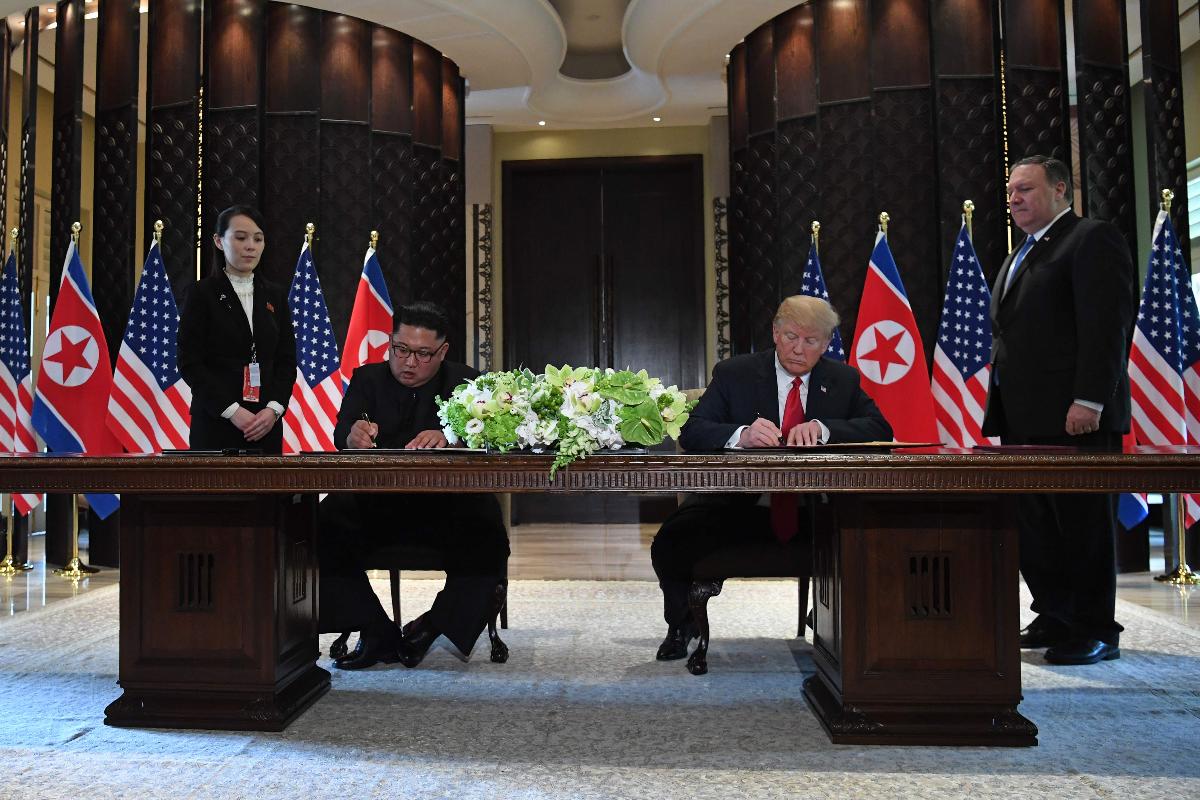 Ditador norte-coreano, Kim Jong-un, e o presidente dos EUA, Donald Trump, assinaram documento em que se comprometem com a paz | SAUL LOEB
AFP