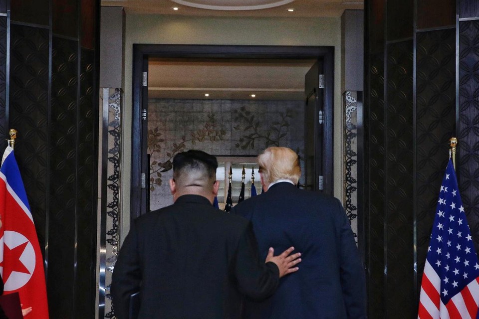 Kim e Trump ao deixarem a sala onde assinaram o acordo entre a Coreia do Norte e os Estados Unidos | KEVIN LIM/AFP