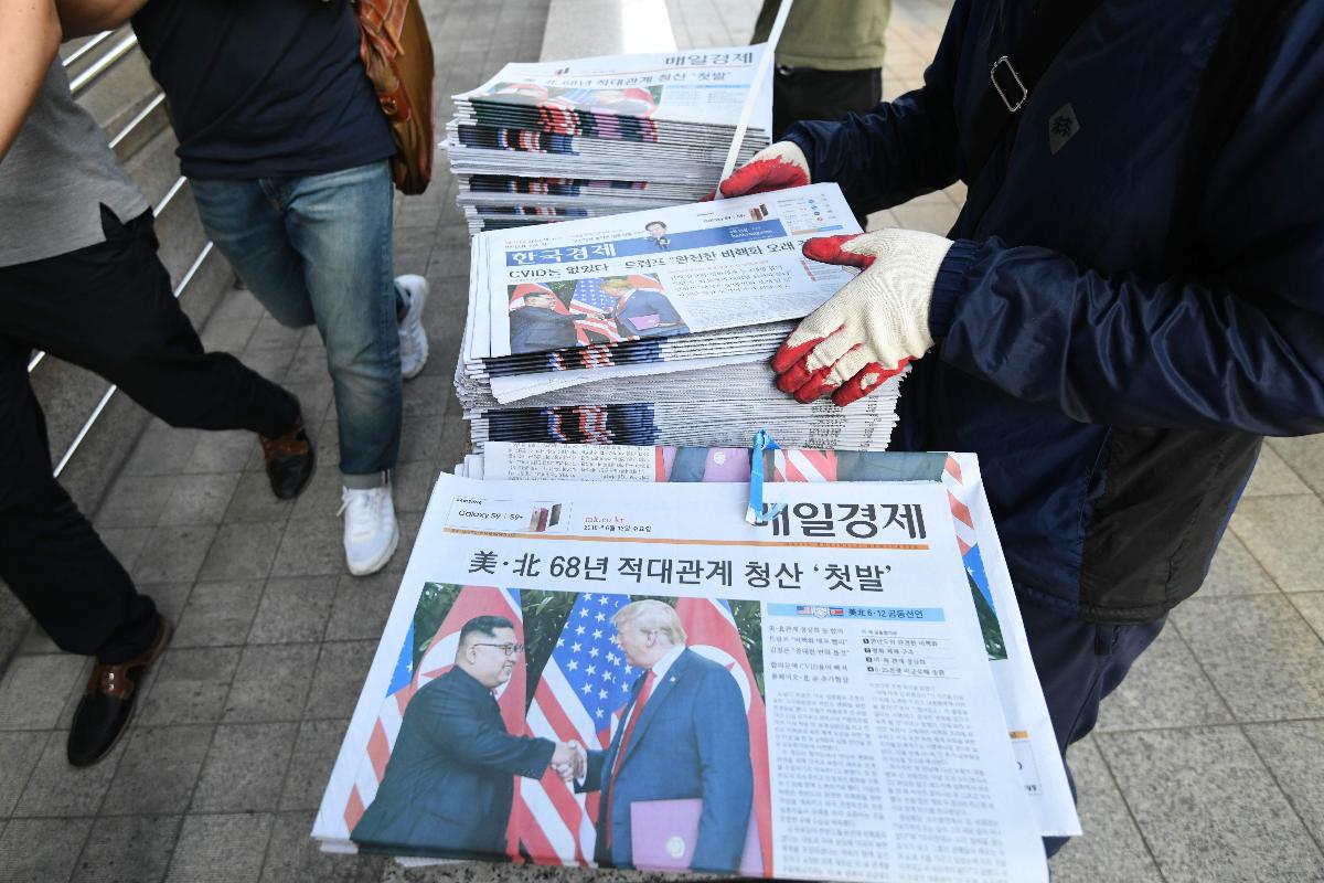Jornais da Coreia do Sul traziam o encontro entre Trump e Kim nas manchetes desta terça-feira (12) | JUNG YEON-JEAFP