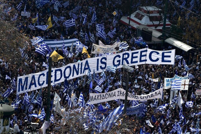 Gregos protestam em Atenas contra a decisão da Antiga República Iugoslava do Norte em usar o nome de Macedônia do Norte | LOUISA GOULIAMAKI/AFP