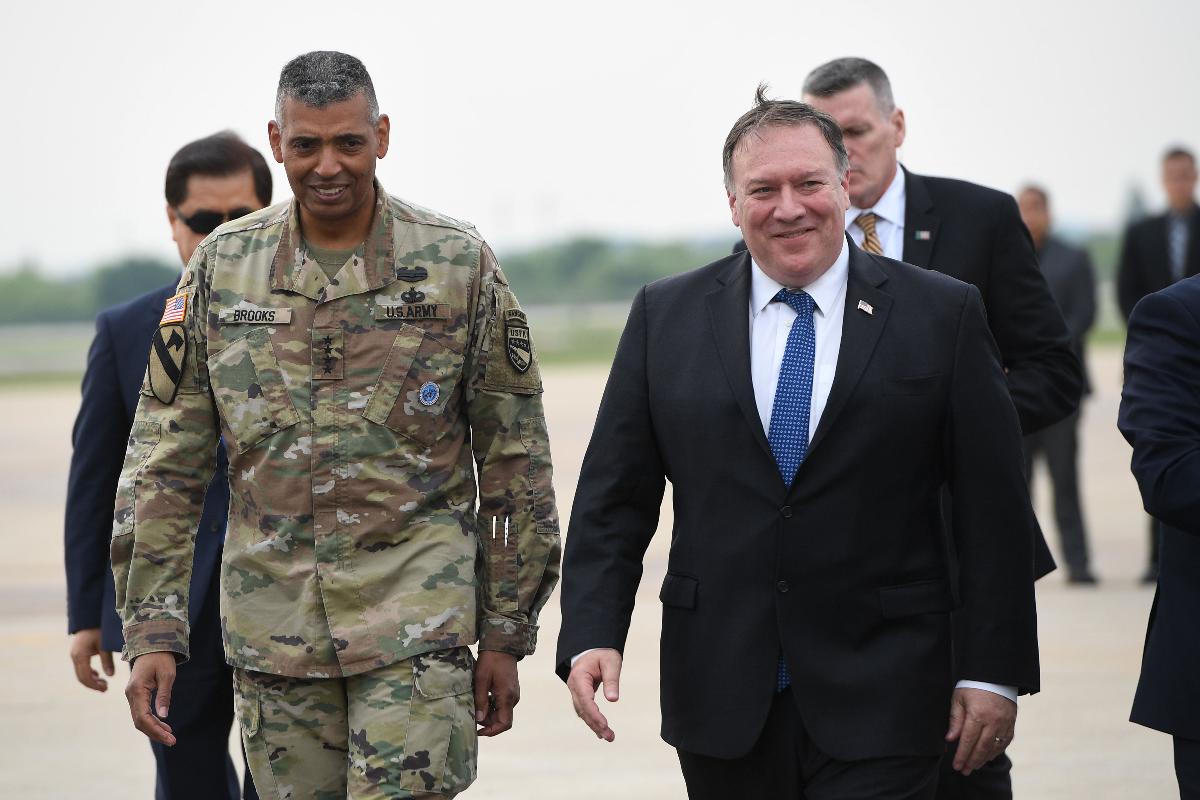 Secretario de Estado americano, Mike Pompeo (D), desembarcou na quarta em Seul para conversas com autoridades sul-coreanas | JUNG YEON-JE/AFP