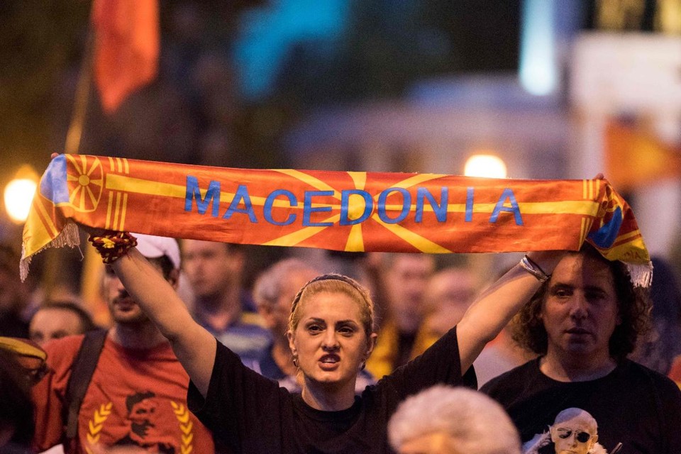 Manifestantes protestam contra a decisão da Macedônia em mudar seu nome para Macedônia do Norte | ROBERT ATANASOVSKI/AFP