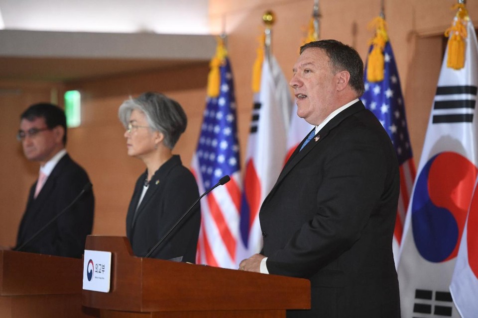 Aliança entre EUA, Japão e Coreia do Sul continua robusta, segundo o secretário de Estado dos EUA, Mike Pompeo (D). Ao fundo, ministro de Relações Exteriores do Japão, Taro Kono (E), e a ministra das Relações Exteriores da Coreia do Sul, Kang Kyung-wha (C) | JUNG YEON-JE
AFP