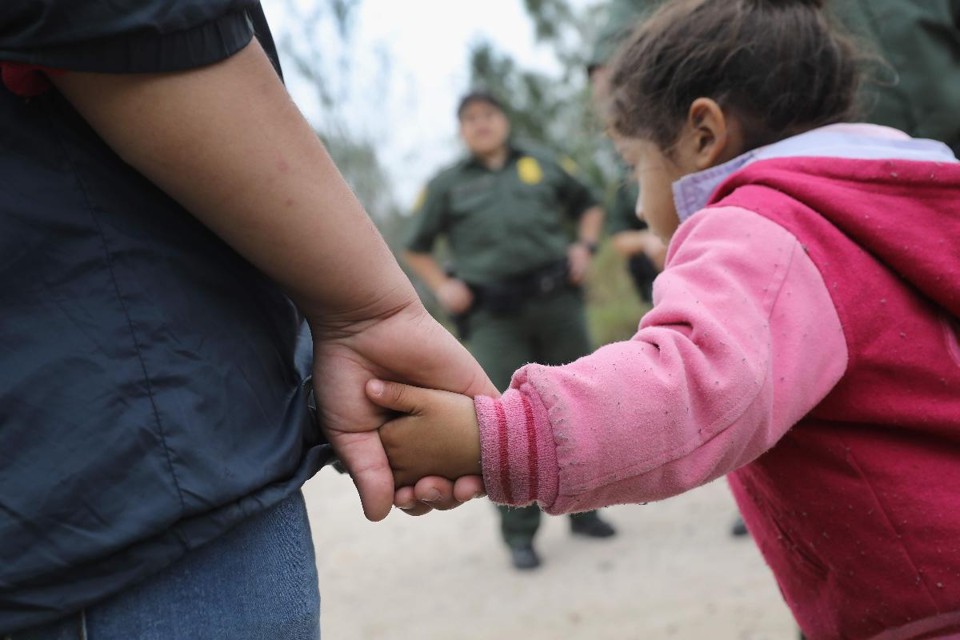 Patrulha de Fronteira dos Estados Unidos leva imigrantes da América Central para a abrigos | JOHN MOORE/AFP