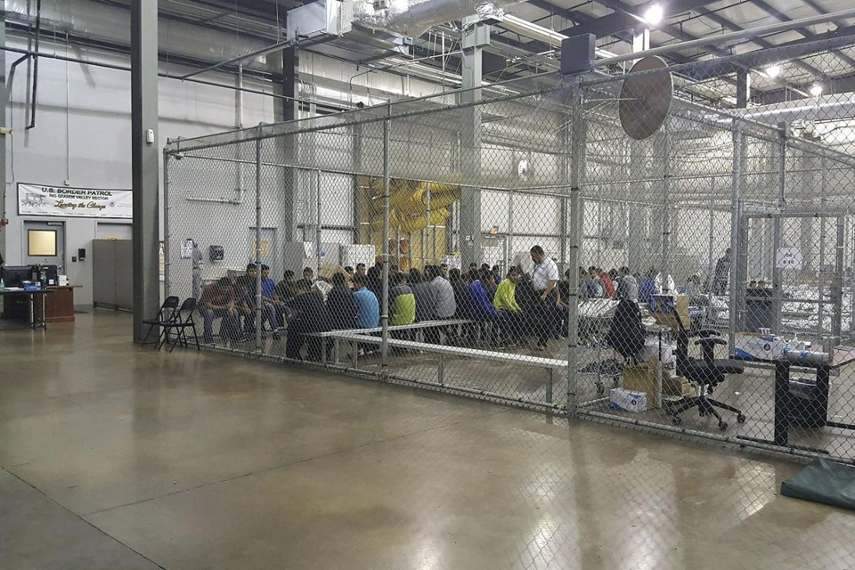 Imigrantes ilegais capturados por agentes da Patrulha da Fronteira são mantidos em jaulas, como esta, em McAllen, no Texas | HANDOUTAFP/US CUSTOMS AND BORDER PROTECTION