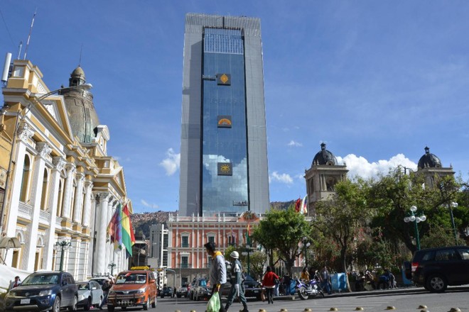 Futura sede do governo boliviano, em meio ao casario em estilo colonial de La Paz | AIZAR RALDES/AFP