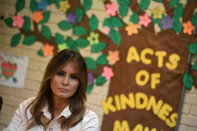 Primeira dama americana, Melania Trump, participa de mesa-redonda com diretores de unidade que acolhe filhos de imigrantes ilegais que são separados de seus pais | MANDEL NGAN/AFP