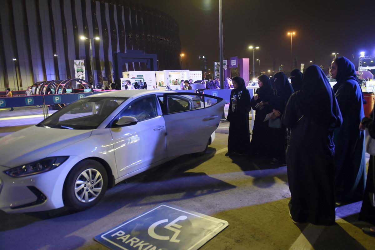 Mulheres aguardam para testar carro em Riad, capital da Arábia Saudita | FAYEZ NURELDINE/AFP