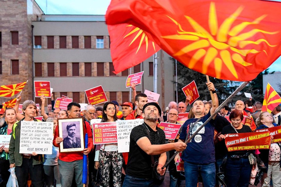 Por que muitos países mudam de nome? Manifestantes agitam bandeiras em frente ao parlamento em Skopje, capital da Macedônia | ROBERT ATANASOVSKIAFP