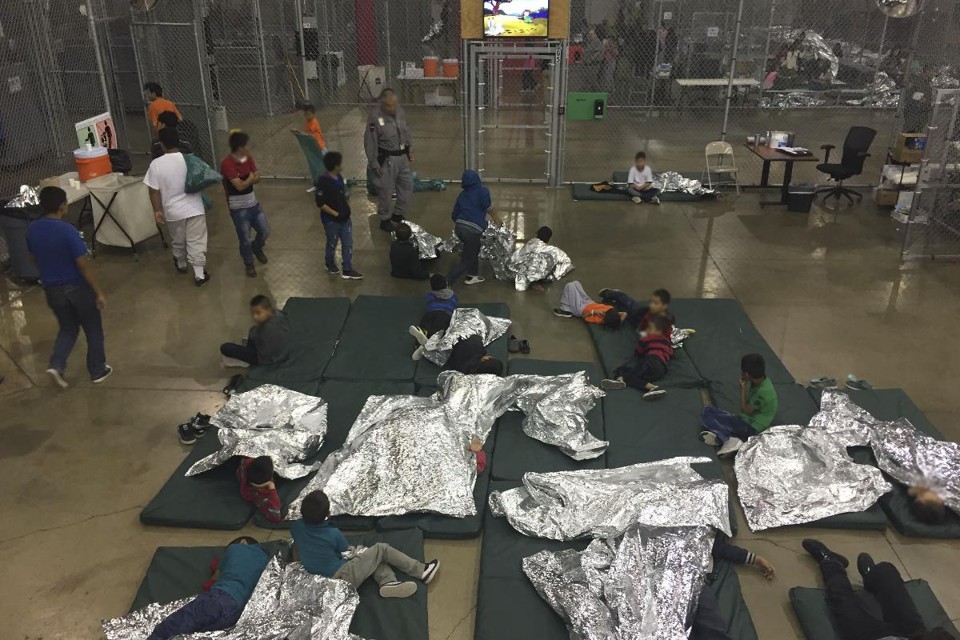 Nesta foto de 17 de junho de 2018 obtida em 18 de junho de 2018, mostra imigrantes ilegais detidos por agentes da Patrulha da Fronteira dos EUA no Centro de Processamento Central em McAllen, Texas. Um juiz dos EUA ordenou que as famílias migrantes separadas na fronteira com o México, sob a política de "tolerância zero" do presidente Donald Trump, sejam reunidas dentro de 30 dias. Para crianças menores de cinco anos, a reunificação deve ocorrer dentro de duas semanas após a ordem, emitida em 26 de junho de 2018 pelo juiz distrital dos EUA Dana Sabraw, em San Diego. | US Customs and Border Protection/ Divulgação/AFP