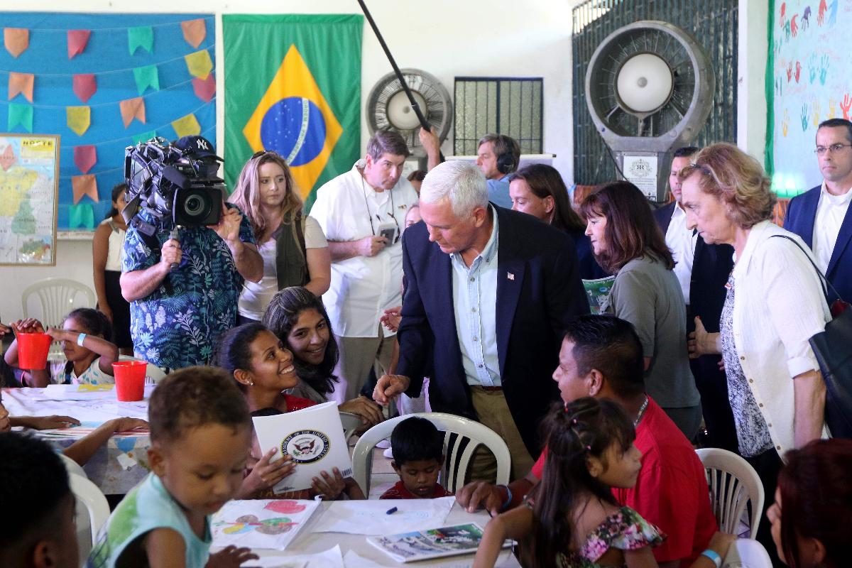 Vice-presidente americano Mike Pence visitou abrigo para refugiados venezuelanos, em Manaus | RICARDO OLIVEIRA/AFP