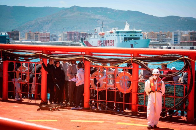 Migrantes aguardam pelo desembarque no porto de Algeciras, na Espanha | MARCOS MORENO/AFP