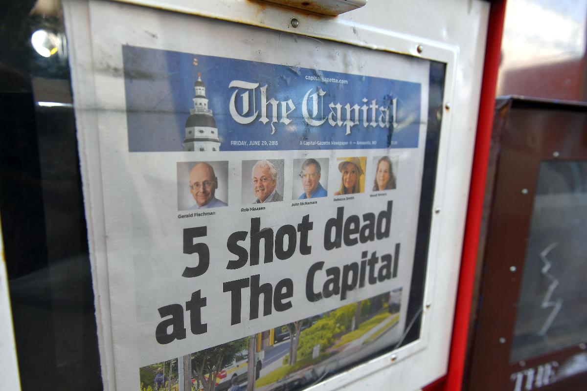 A edição do Capital Gazette, de 29 de junho de 2018, é vista em uma banca de jornais em Annapolis, Maryland | MANDEL NGANAFP