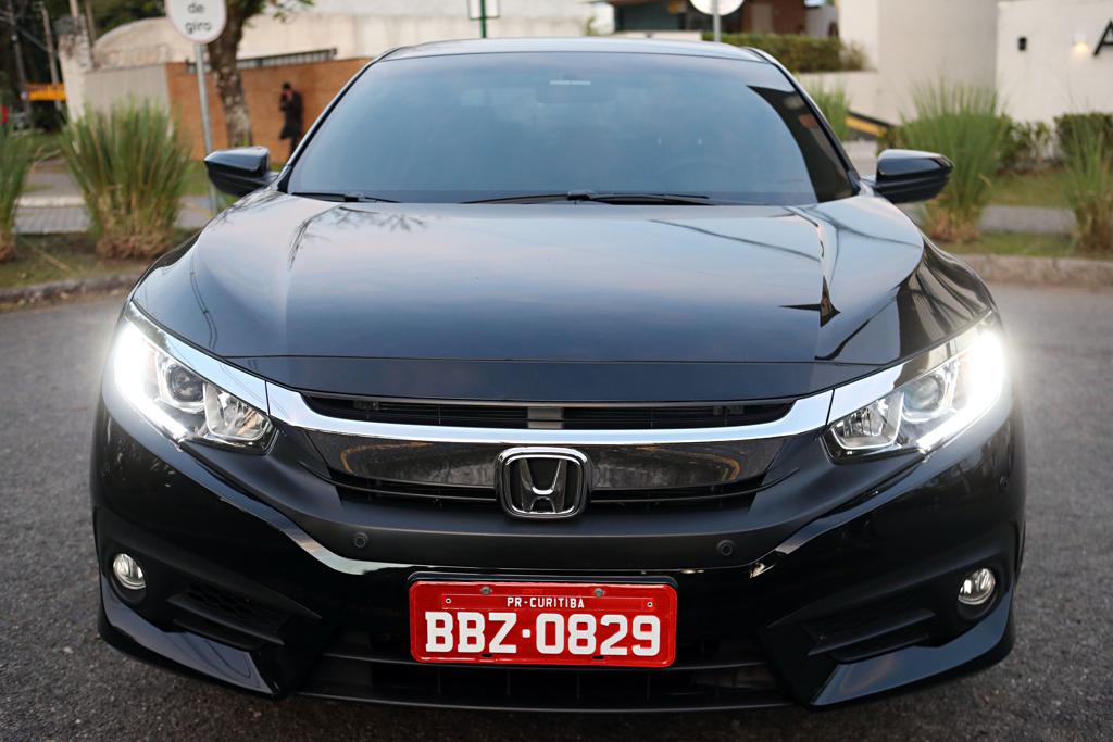 Carro preto, de luxo, com placa vermelha: essas são as características externas de um táxi executivo. | Albari Rosa/Gazeta do Povo