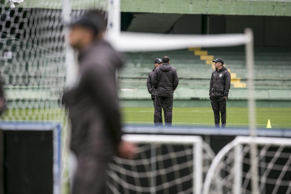Eduardo Baptista ainda não sabe se poderá contar com o meia-atacante Alisson Farias diante do Avaí | Marcelo Andrade/Gazeta do Povo