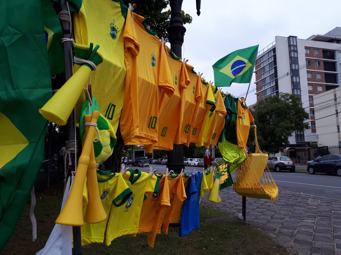 Se as vendas não melhorarem durante a Copa, ambulante das proximidades da Praça Ouvidor Pardinho vai desistir das camisas da seleção. | Cecília Tümler/Gazeta do Povo