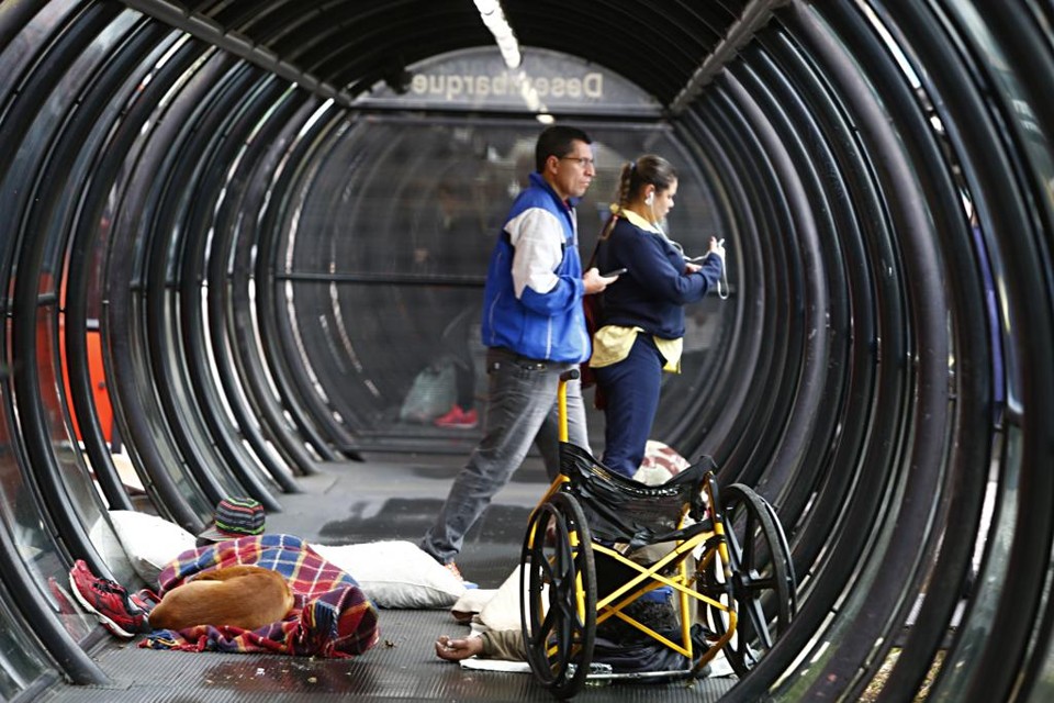 Moradores de ruas deixam seus pertences na estação-tubo da Praça Rui Barbosa. | Aniele Nascimento/Gazeta do Povo