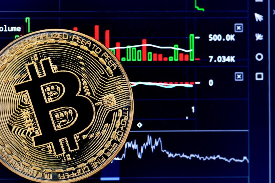 Depois de valer quase US$ 20 mil em dezembro de 2017, bitcoin caiu para US$ 6.700 após a invasão da Coinrail , neste domingo. | Bigstock