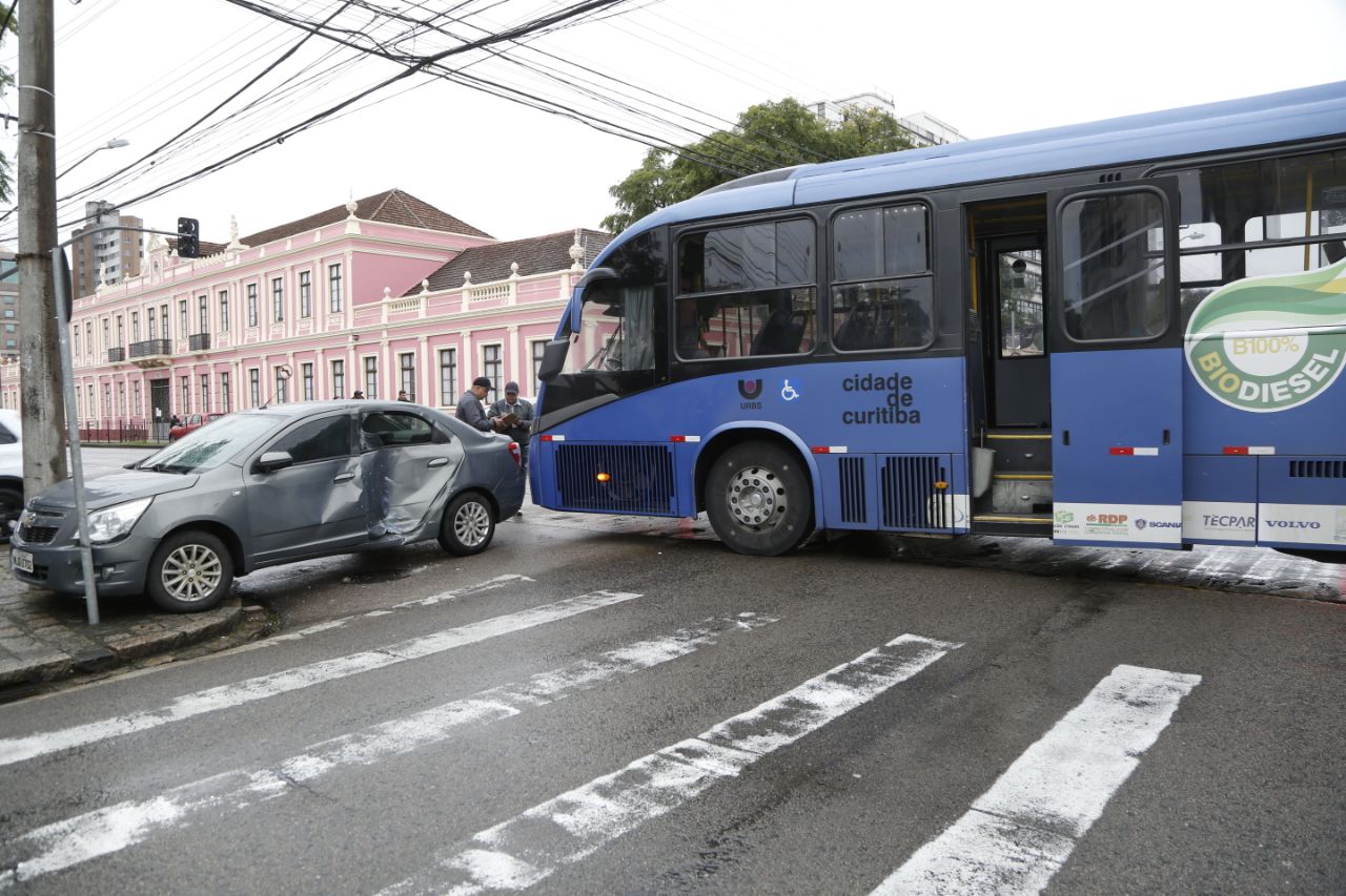 A colisão ocorreu na esquina entre as avenidas Marechal Floriano e Iguaçu | Atila Alberti/Tribuna do Paraná