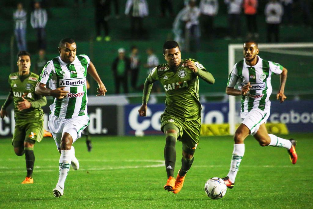 Yan Sasse, do Coritiba, é perseguido por marcadores do Juventude no empate por 1 a 1 em Caxias do Sul. | Luca Erbes/Estadão Conteúdo