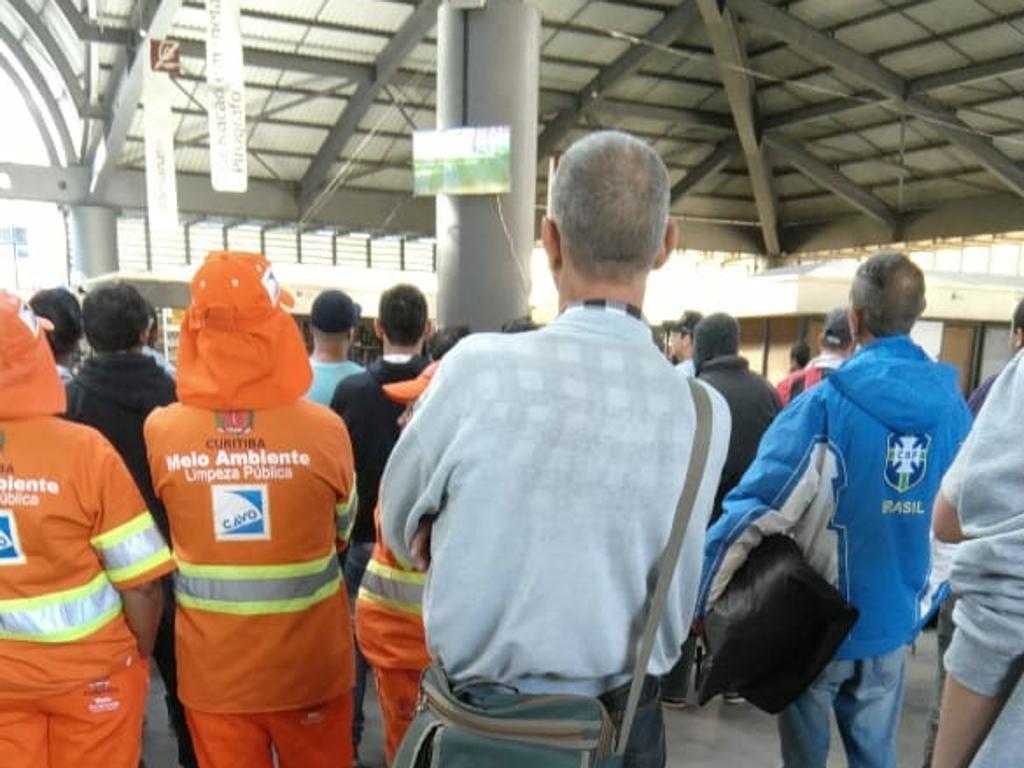 Muita gente parou para assistir à partida do Brasil na Rua da Cidadania durante a manhã sexta-feira (22) | Colaboração