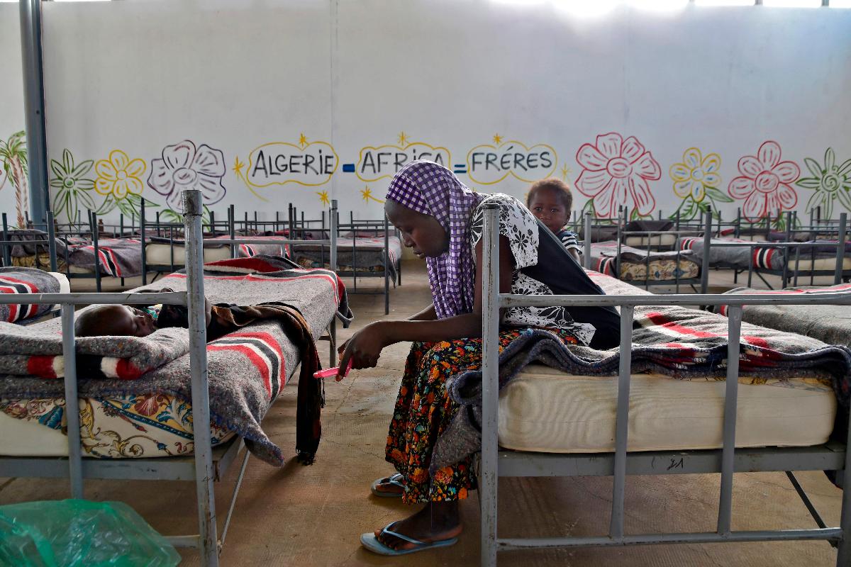 Uma nigeriana aguarda em um centro de imigração da Algéria para ser deportada | RYAD KRAMDIAFP