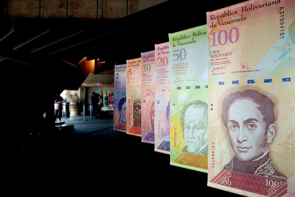 Banners de notas de bolívar, a moeda venezuelana, são expostos em Caracas | Wikimedia Commons