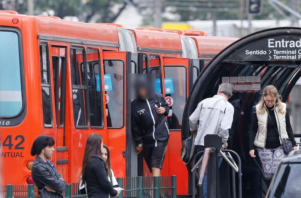 Fura-catraca entra no ônibus sem pagar: prejuízo milionário para o cofre público. | Felipe Rosa /Tribuna do Paraná
