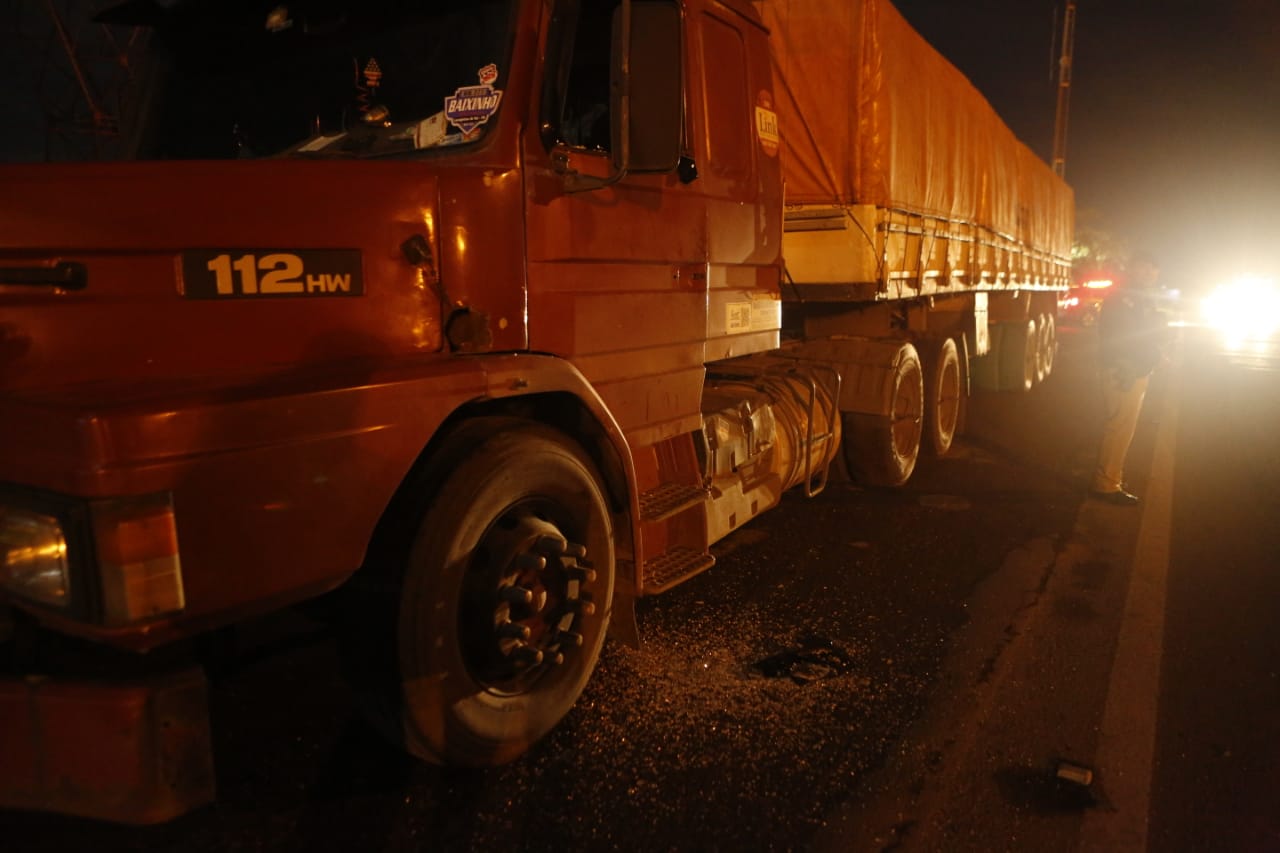 PM aguardava o pai caminhoneiro na BR-277 quando ladrões abordaram o caminhão. | Lineu Filho/Tribuna do Paraná