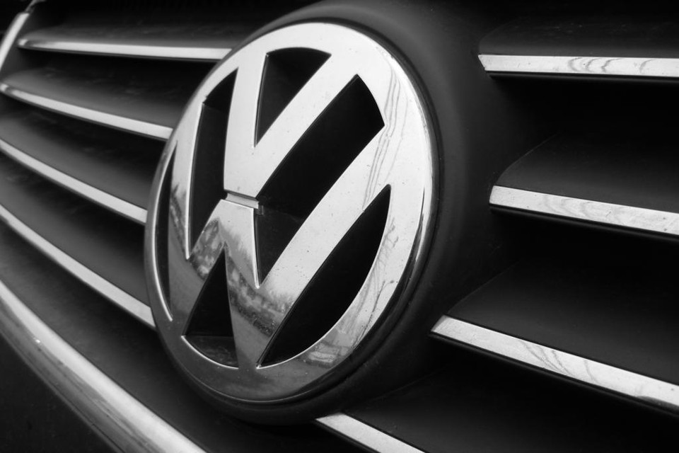 Logo da Volkswagen na grade de um carro. | Gerry Lauzon/Flickr