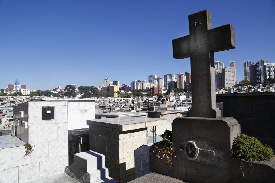 O número de pessoas que visitavam túmulos de amigos e familiares no local diminuiu devido aos assaltos | Aniele Nascimento/Gazeta do Povo