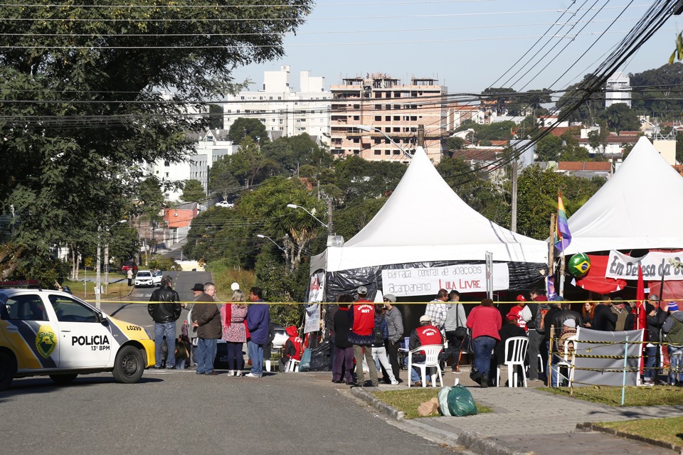 Manifestantes pró-Lula na vigília no bairro Santa Cânida. | Aniele Nascimento/Gazeta do Povo