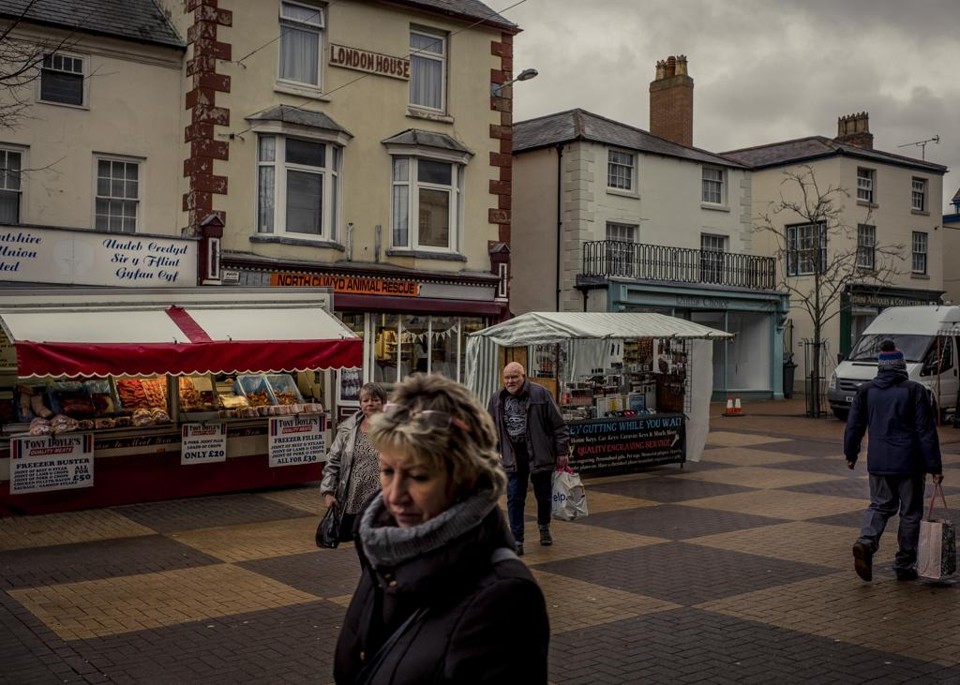 Feirinha no centro de Holywell. | TOM JAMIESON/NYT