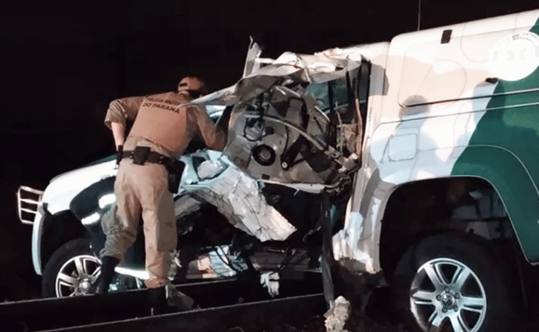 A viatura foi arrastada pelo trem por cerca de 50 metros | Colaboração/Tony Mattoso/RPC