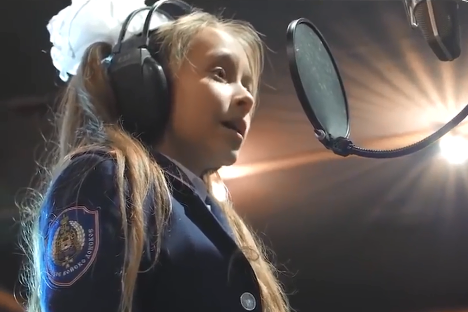 “Tio Vova, estamos com você” gerou repercussão no ano passado quando foi postado um videoclipe em que aparecem crianças e adolescentes cantando a polêmica música | Reprodução/Youtube