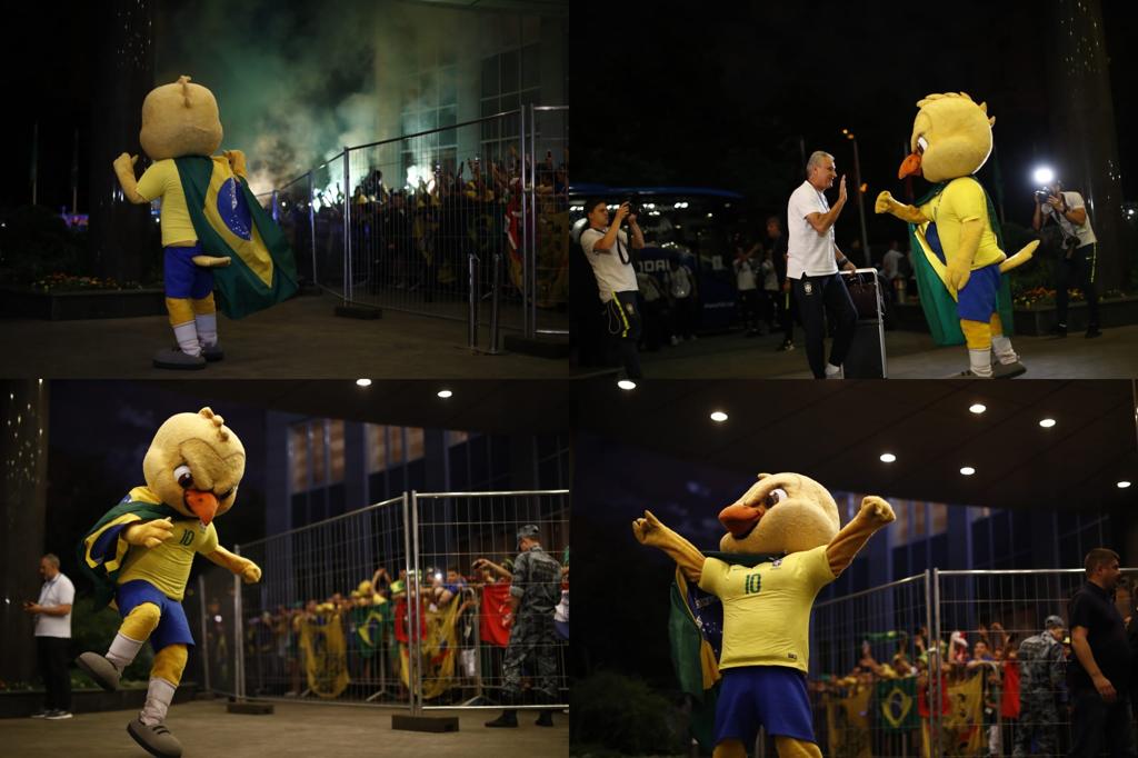 O Canarinho pistola cumprimentou Tite, os jogadores e comandou a festa da torcida da seleção brasileira em Moscou. | Jonathan Campos, enviado especial/Gazeta do Povo