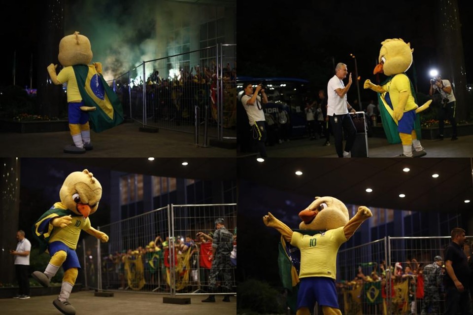 O Canarinho pistola cumprimentou Tite, os jogadores e comandou a festa da torcida da seleção brasileira em Moscou. | Jonathan Campos, enviado especial/Gazeta do Povo
