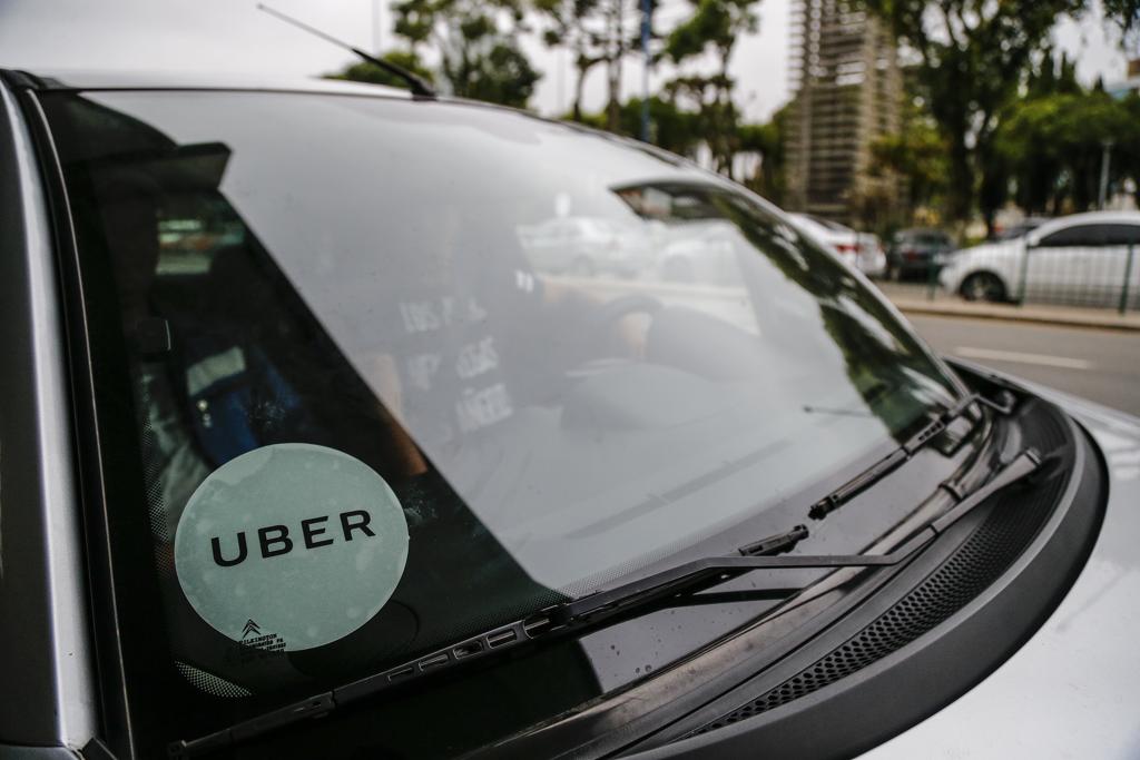 Carro de motorista da Uber identificado com adesivo. | Jonathan Campos/Gazeta do Povo
