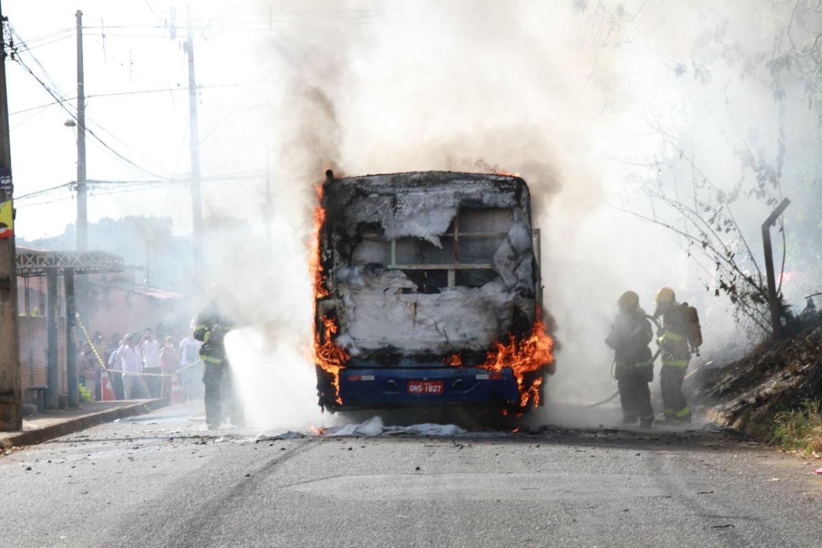 Em Minas Gerais, a Polícia Militar informou que 51 ônibus foram incendiados em 25 cidades desde a madrugada de domingo até hoje à tarde | Jairo Chagas / Jornal da Manhã