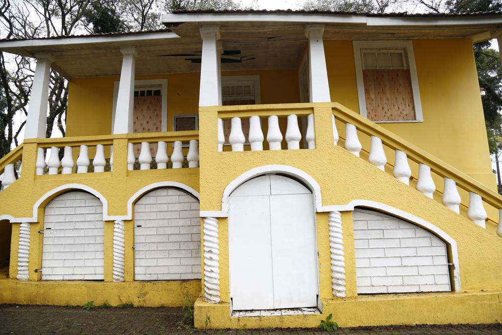 Mesmo com vedações, espaço já começou a se transformar em mocó | Aniele Nascimento/Gazeta do Povo