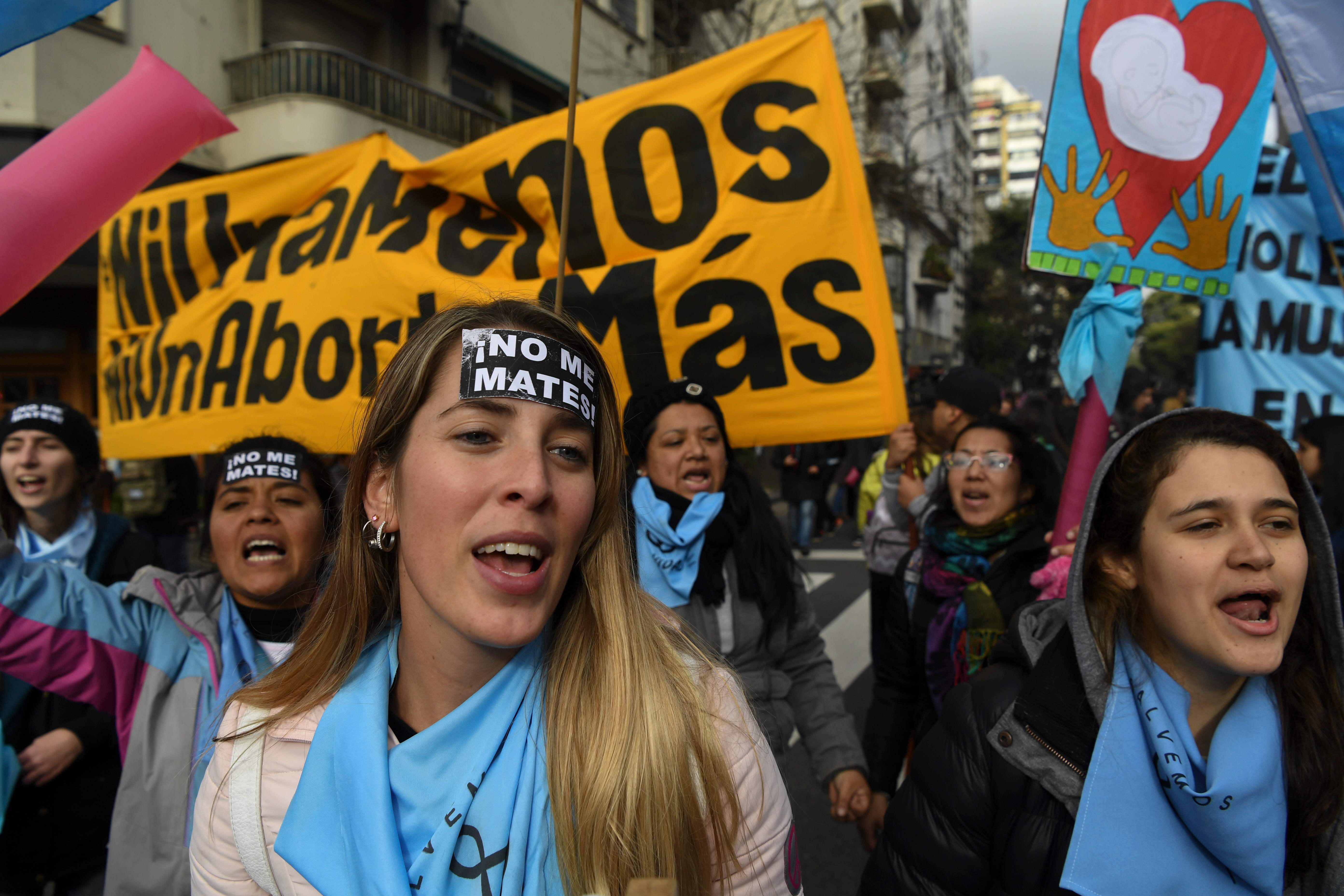 Milhares de pessoas permaneceram fora do Congresso durante toda a votação. Havia manifestações pró e contra o aborto | EITAN ABRAMOVICH/AFP