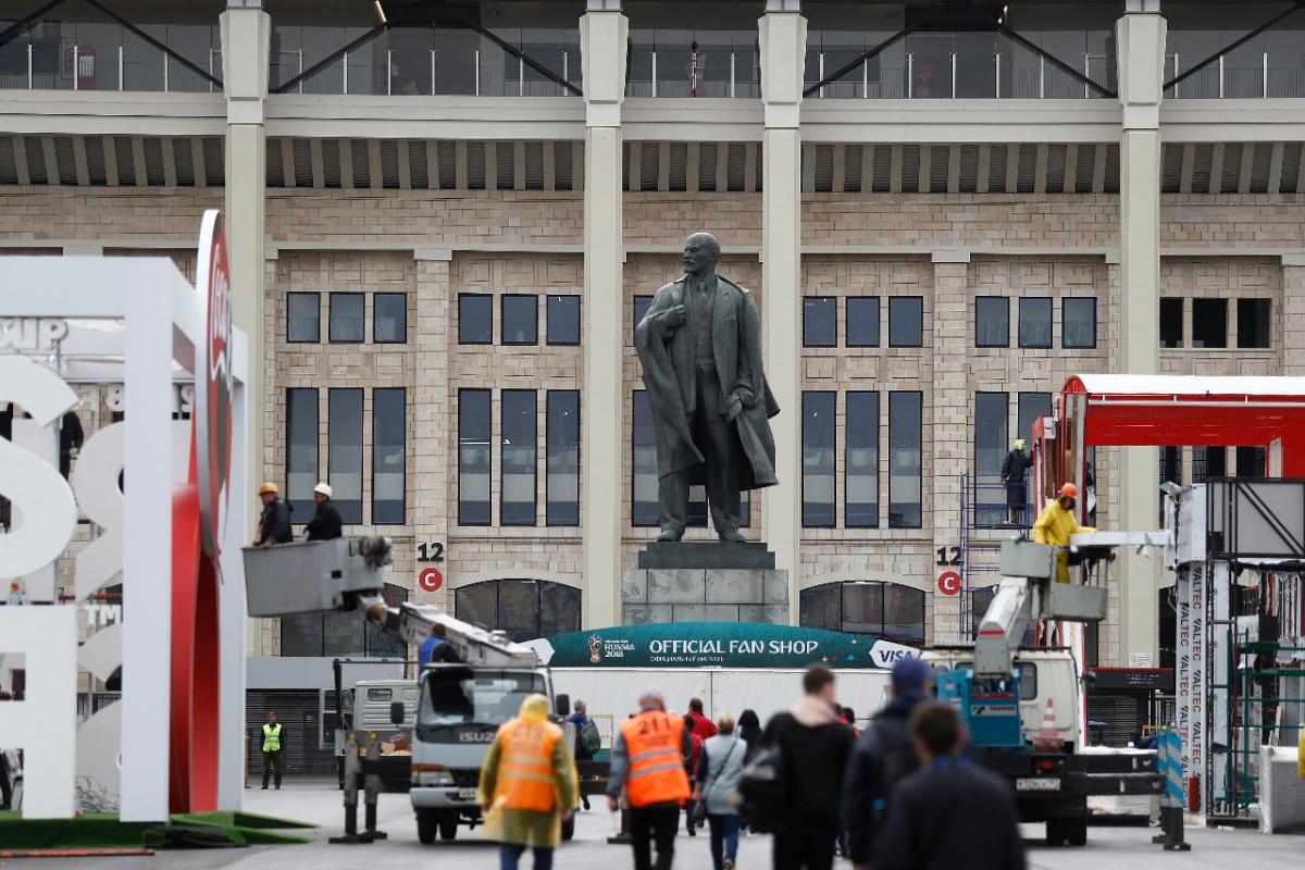 Operários trabalham em frente da estátua do revolucionário comunista Lênin, no Estádio Luhzniki, palco da abertura da Copa. | Jonatham Campos, enviado especial/Gazeta do Povo