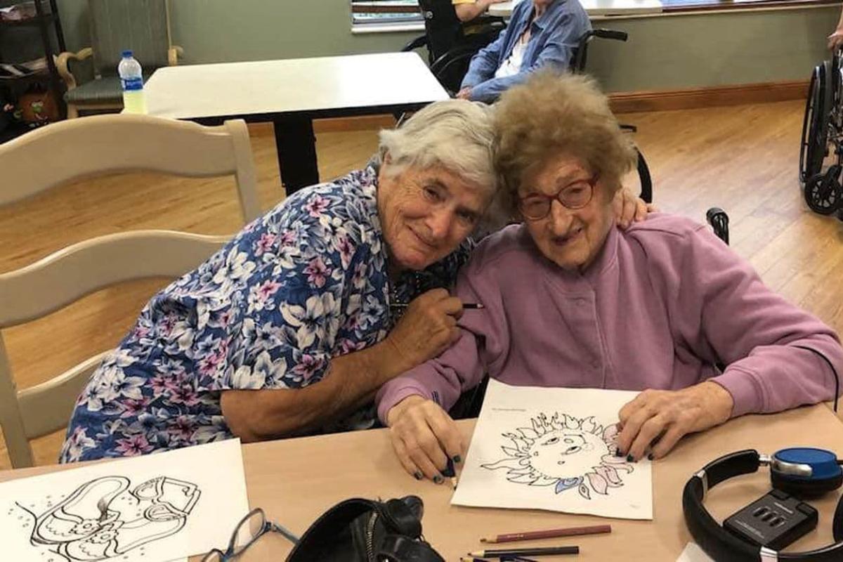 Joanne Loewenstern, de setenta e nove anos (à esquerda), e sua mãe, Lillian Ciminieri, de 100 anos, se encontram pela primeira vez. | Elliot Loewenstern/Courtesia de Elliot Loewenstern