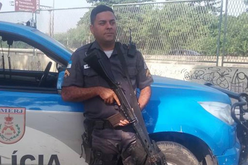 O sargento da PM do Rio de Janeiro Douglas Fontes Caluete, assassinado por assaltantes | Reprodução/Facebook