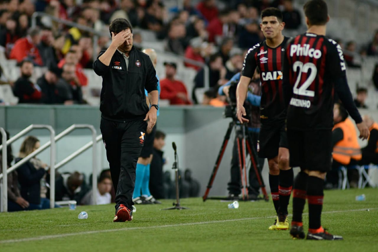 Derrota aumenta ainda mais a pressão sobre o técnico Fernando Diniz | Henri Milléo/Gazeta do Povo