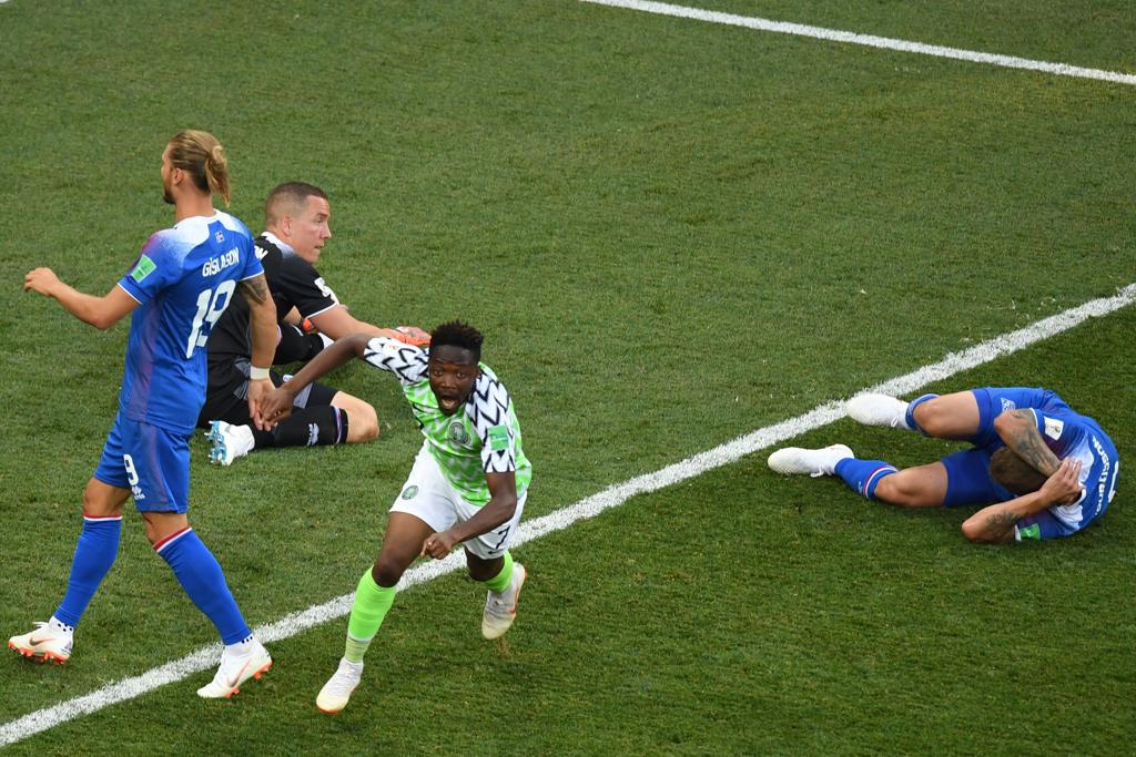 Musa comemora o primeiro gol da Nigéria na vitória sobre a Islândia | PHILIPPE DESMAZES/AFP