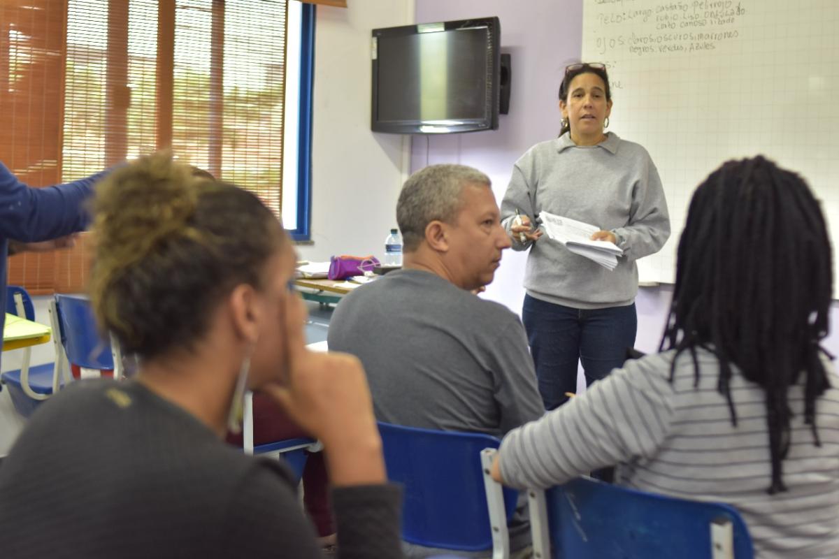 Há três anos, com o agravamento da crise em seu país de origem, Norma começou a preparar a mudança e hoje leciona espanhol na favela da Maré | ONG Espanhol Para TodosDivulgação