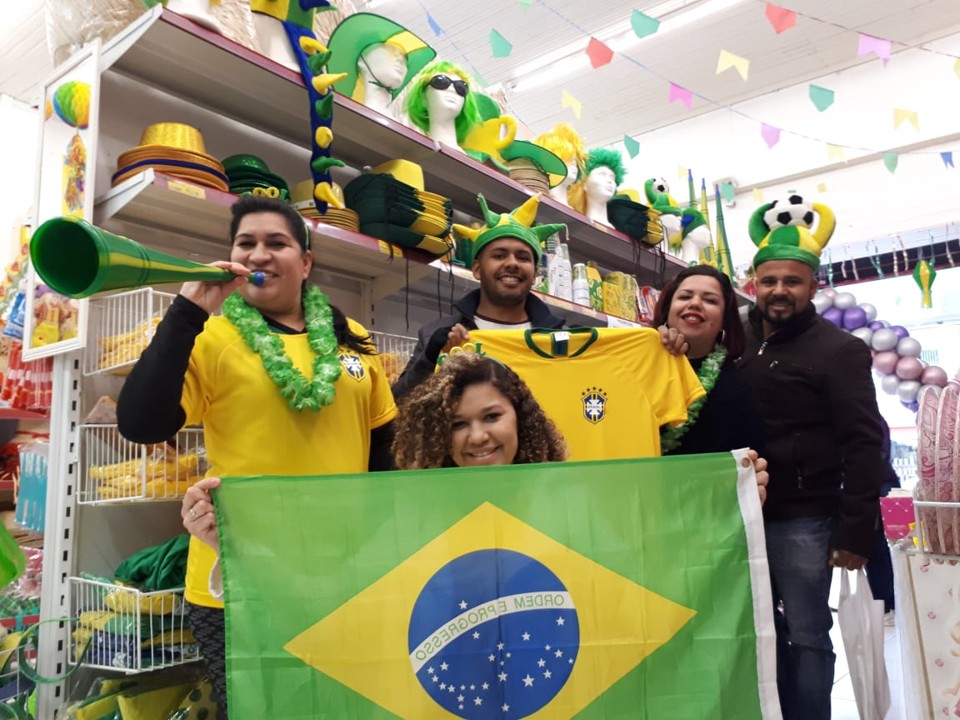 A empresária Márcia da Silva  (à esquerda) faz aniversário no próximo domingo e decidiu comemorar na hora do jogo | Raquel Derevecki/Gazeta do Povo