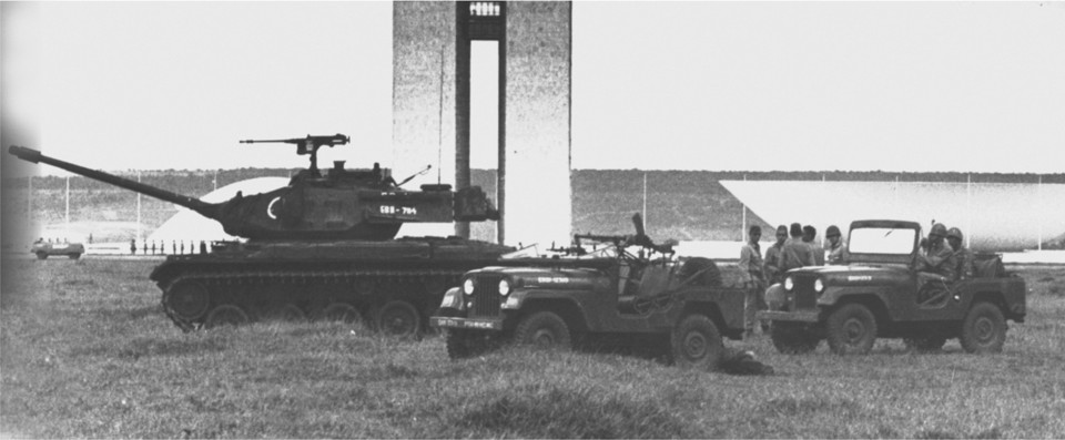 Documentos da CIA sobre ditadura não comovem STF a rever Lei da Anistia Tanques e veículos do Exército em frente do Congresso Nacional. | Arquivo Nacional Brasileiro